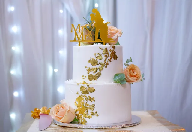 Pastel de boda en la mesa de la recepción
