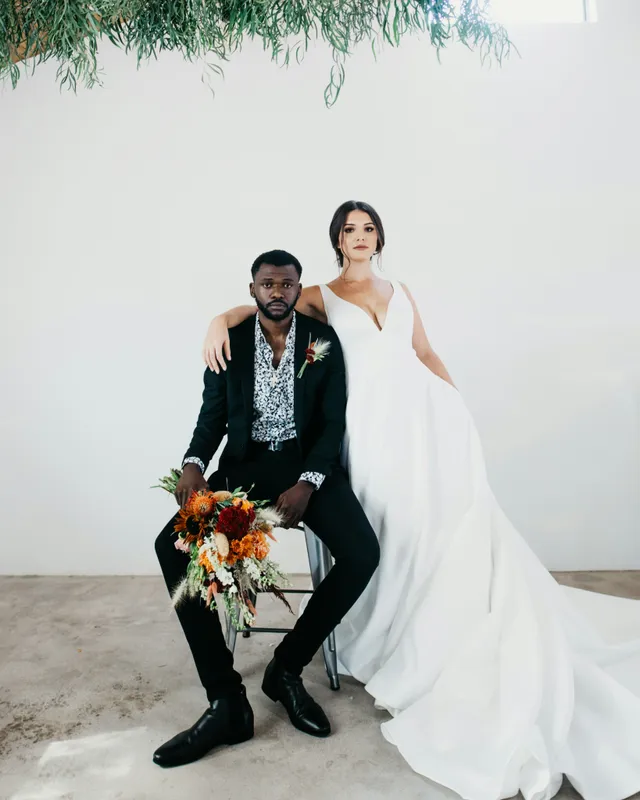 Pareja comprometida posando para su save the date